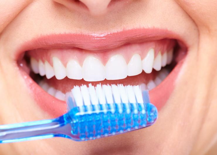 ¿Cuál es la manera correcta de lavarse los dientes?